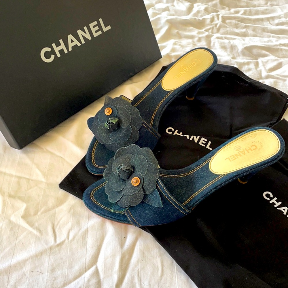 Chanel, size 39 (8 1/2) dark denim kitten heels